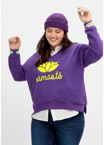 sheego loves miss goodlife Große Größen Sweater mit Yoga-Print, hinten länger als vorn Gr. 44 lila von sheego für Damen