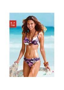 Bügel-Bikini Lascana Gr. 46, Cup E, lila (lila, bedruckt) Damen Bikini-Sets florales Design, Bikini-Hose mit Vordermieder, Hose Ziergürtel