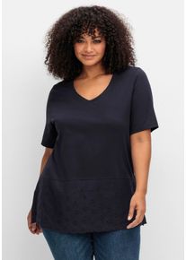 Große Größen Shirt mit Lochstickerei-Passe am Saum Gr. 56/58 blau geblümt von sheego für Damen