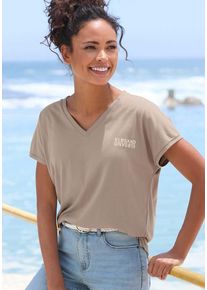 ELBSAND V-Shirt taupe Gr. L (40) für Damen. V-Ausschnitt und Logodruck. Figurumspielend. Nachhaltig.