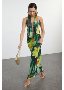 Sehr farbenfrohes, blumengemustertes, &auml;rmelloses Maxikleid f&uuml;r Damen, geeignet f&uuml;r Abschlussfeiern, Ballabende und andere festliche Anl&auml;sse.