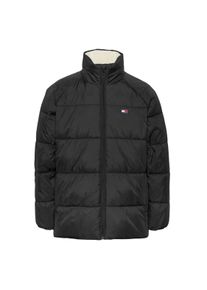 Herrenjacke der Marke Tommy Jeans in der Farbe schwarz. Die Jacke ist aus recyceltem Polyester hergestellt und hat eine normale Passform. Auf der Brust befindet sich das kultige Tommy-Logo. Marke: Tommy JeansModellname: Vail Puffer JacketKategorie: HerrenjackeMaterialien: recyceltes PolyesterFarbe: schwarz