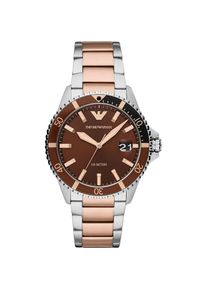 Elegante Herrenuhr der Marke Armani. Die Uhr ist silber- und rosafarben mit einem braunen Zifferblatt und hat ein Armband, das auch kleiner gemacht werden kann. Das Geh&auml;use hat einen Durchmesser von 42 mm und das Uhrwerk ist ein Quarzwerk. Marke: Emporio ArmaniModellname: AR11340 (42mm)Kategorie: HerrenuhrMaterialien: EdelstahlFarben: silber, rosa, braun