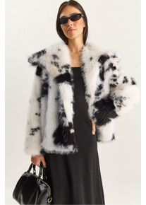 &Uuml;bergro&szlig;e Pl&uuml;schjacke aus Kunstfell