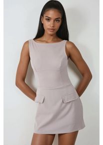 Tailliertes Mini-Kleid mit Shorts