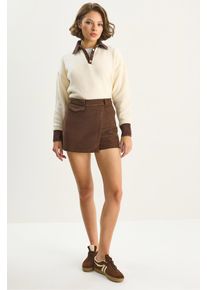 Hochgeschlossene, figurbetonte Mini-Shorts mit Tasche